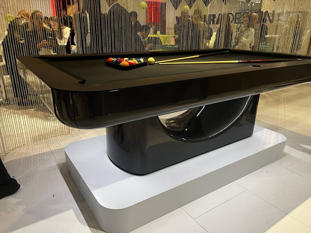 Side view of the black Luxury Mono showing its curved central base
