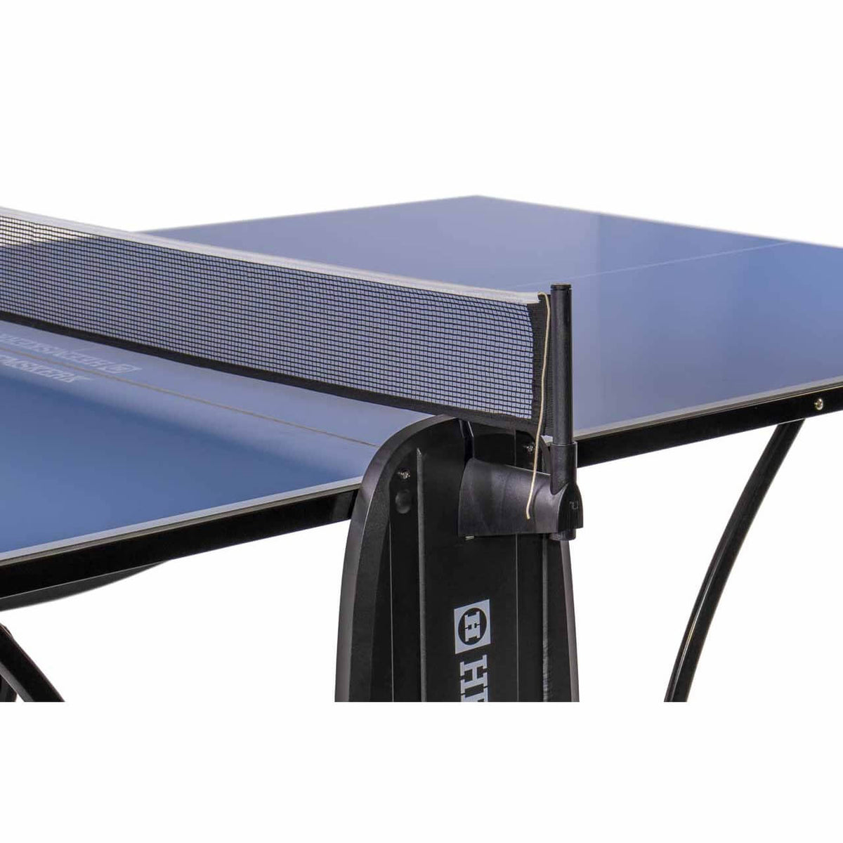 Net post clamped to the blue top of the Heemskerk 1900 outdoor table tennis table