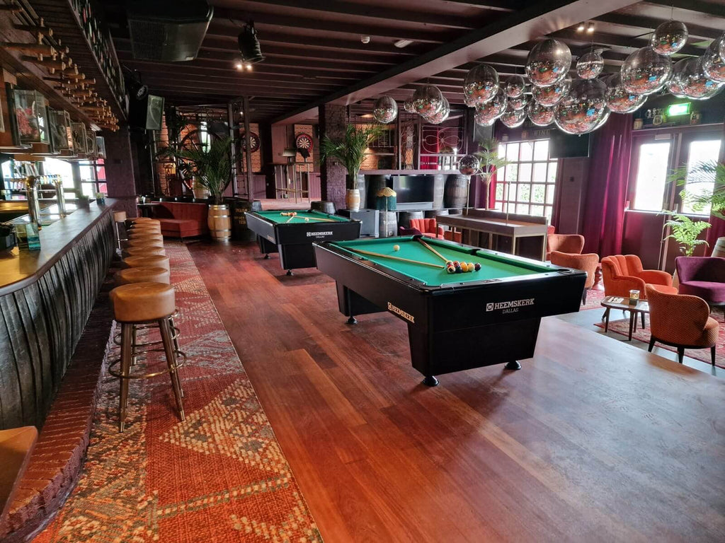 Heemskerk Dallas pool table with green cloth in a busy restaurant