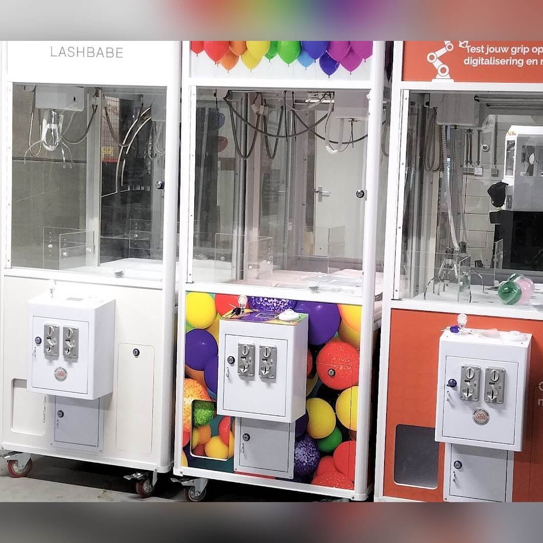 Cooled claw machine with colourful prizes