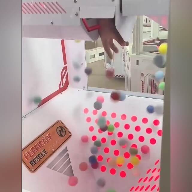 Close-up of the arm opening on the money grabber
