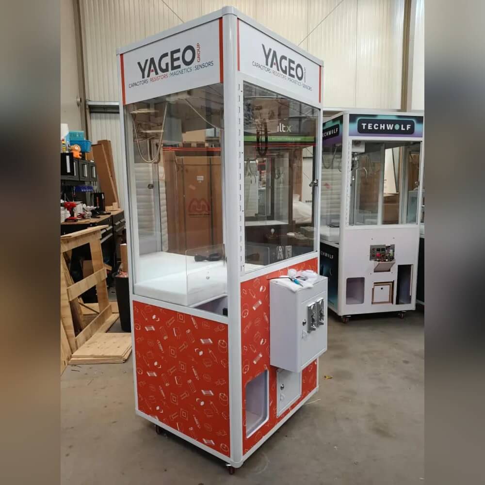 Wood-effect personalised claw machine