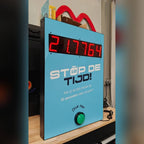 Blue wall-mounted Stop de Tijd version of the Stop the Clock game