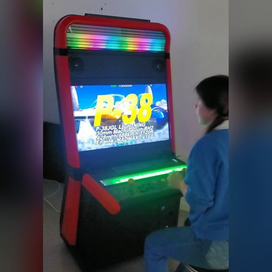 A player at the Vewlix arcade cabinet